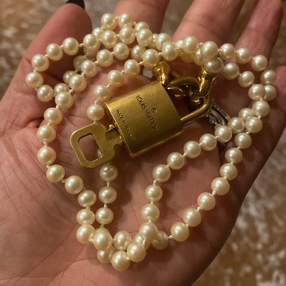 LV Lock 311 🔐 with pearl chain - Picture 8 of 11